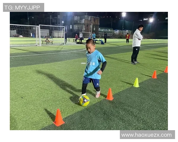 二年级足球小球星展现精彩技艺未来之星闪耀绿茵场 二年级足球小球星展现精彩技艺未来之星闪耀绿茵场