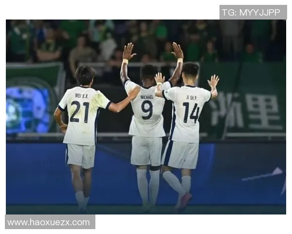 模仿足球球星跪滑庆祝动作的球员是谁引发网友热议背后的故事