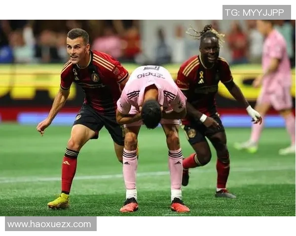 足球巨星与小球迷亲密互动 温暖瞬间让梦想照进现实