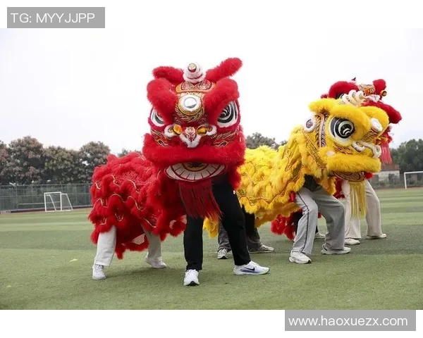 足球巨星舞狮贺新春绿茵激情与传统文化交融