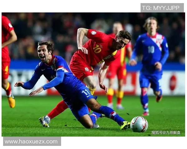 足球明星赛场激烈对抗中因推搡动作引发对手倒地风波