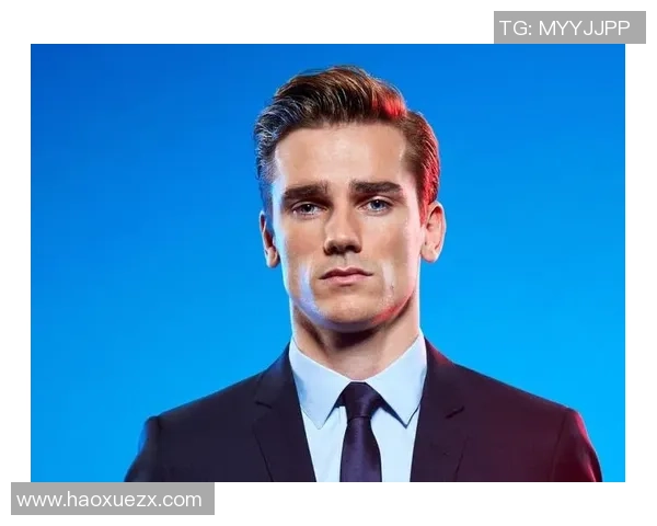 足球球星化身男模展现力量与时尚融合魅力